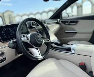 Interieur van Mercedes-Benz C-Class te huur in Georgië. Een geweldige auto met 5 zitplaatsen en een Automatisch transmissie.