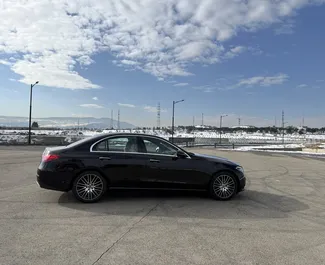 Benzine motor van 2,0L van Mercedes-Benz C-Class 2023 te huur in Tbilisi.