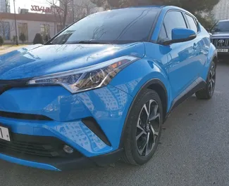 Vooraanzicht van een huurauto Toyota C-HR in Tbilisi, Georgië ✓ Auto #15437. ✓ Transmissie Automatisch TM ✓ 0 beoordelingen.