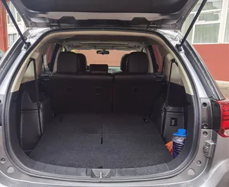 Interieur van Mitsubishi Outlander te huur in Georgië. Een geweldige auto met 7 zitplaatsen en een Automatisch transmissie.