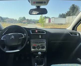 Vooraanzicht van een huurauto Citroen C4 in Budva, Montenegro ✓ Auto #15528. ✓ Transmissie Handmatig TM ✓ 0 beoordelingen.