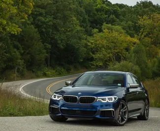 Vooraanzicht van een huurauto BMW 5-Series in Tbilisi, Georgië ✓ Auto #15475. ✓ Transmissie Automatisch TM ✓ 0 beoordelingen.