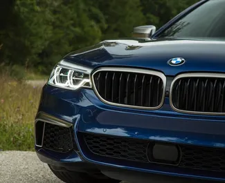 Benzine motor van 4,4L van BMW 5-Series 2019 te huur in Tbilisi.