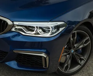 Interieur van BMW 5-Series te huur in Georgië. Een geweldige auto met 5 zitplaatsen en een Automatisch transmissie.