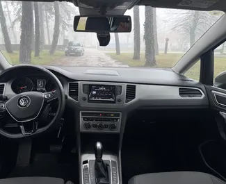 Vooraanzicht van een huurauto Volkswagen Golf Sportsvan in Budva, Montenegro ✓ Auto #15439. ✓ Transmissie Automatisch TM ✓ 0 beoordelingen.