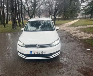 Volkswagen Touran 2019 beschikbaar voor verhuur in Budva, met een kilometerlimiet van onbeperkt.