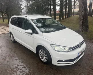 Diesel motor van 2,0L van Volkswagen Touran 2019 te huur in Budva.