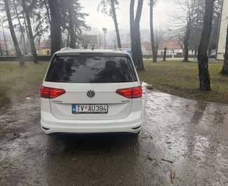 Verhuur Volkswagen Touran. Comfort, Minivan Auto te huur in Montenegro ✓ Borg van Zonder Borg ✓ Verzekeringsmogelijkheden TPL, Passagiers, Geen storting.