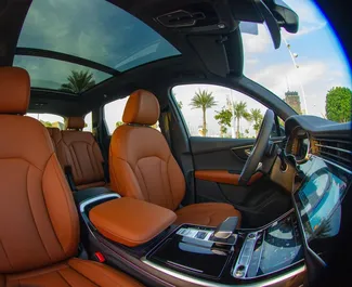 Benzine motor van 2,0L van Audi Q7 2024 te huur in Dubai.