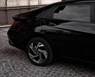 Benzine motor van 1,6L van Hyundai Elantra 2024 te huur in Almaty.