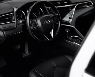 Toyota Camry 2018 beschikbaar voor verhuur in Almaty, met een kilometerlimiet van 250 km/dag.