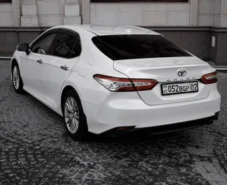 Benzine motor van 2,5L van Toyota Camry 2018 te huur in Almaty.