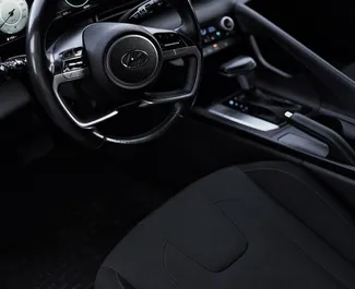 Benzine motor van 1,6L van Hyundai Elantra 2022 te huur in Almaty.