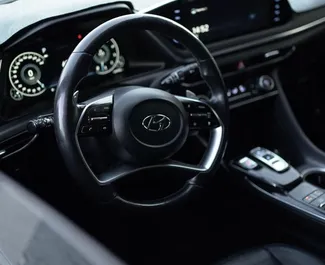Interieur van Hyundai Sonata te huur in Kazachstan. Een geweldige auto met 5 zitplaatsen en een Automatisch transmissie.
