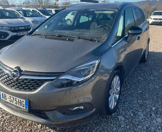 Vooraanzicht van een huurauto Opel Zafira op de luchthaven van Tirana, Albanië ✓ Auto #15429. ✓ Transmissie Automatisch TM ✓ 0 beoordelingen.