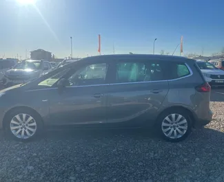 Benzine motor van 1,6L van Opel Zafira 2021 te huur op de luchthaven van Tirana.