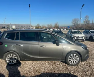 Opel Zafira 2021 beschikbaar voor verhuur op de luchthaven van Tirana, met een kilometerlimiet van onbeperkt.