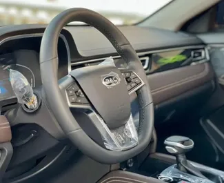 JAC J7 2025 beschikbaar voor verhuur in Dubai, met een kilometerlimiet van 250 km/dag.