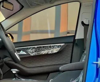 Verhuur JAC J7. Comfort Auto te huur in de VAE ✓ Borg van Borg van 1000 AED ✓ Verzekeringsmogelijkheden TPL.