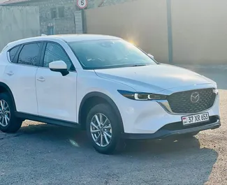 Vooraanzicht van een huurauto Mazda CX-5 in Jerevan, Armenië ✓ Auto #13141. ✓ Transmissie Automatisch TM ✓ 1 beoordelingen.