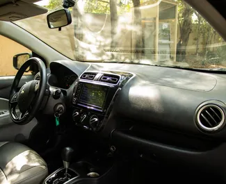 Mitsubishi Attrage 2024 beschikbaar voor verhuur in Dubai, met een kilometerlimiet van 250 km/dag.