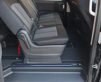 Benzine motor van 2,5L van Hyundai Staria 2024 te huur in Tbilisi.