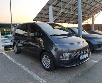 Hyundai Staria 2024 beschikbaar voor verhuur in Tbilisi, met een kilometerlimiet van onbeperkt.