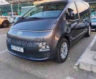 Vooraanzicht van een huurauto Hyundai Staria in Tbilisi, Georgië ✓ Auto #15447. ✓ Transmissie Automatisch TM ✓ 0 beoordelingen.