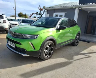 Vooraanzicht van een huurauto Opel Mokka op de luchthaven van Antalya, Turkije ✓ Auto #9804. ✓ Transmissie Automatisch TM ✓ 0 beoordelingen.