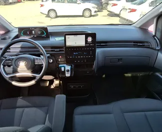 Interieur van Hyundai Staria te huur in Turkije. Een geweldige auto met 9 zitplaatsen en een Automatisch transmissie.