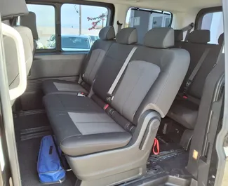 Hyundai Staria 2025 beschikbaar voor verhuur op de luchthaven van Antalya, met een kilometerlimiet van 250 km/dag.
