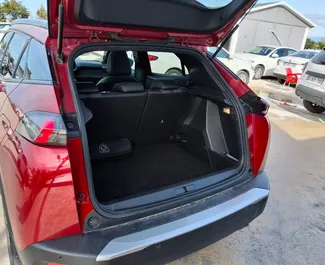 Diesel motor van 1,5L van Peugeot 2008 2023 te huur op de luchthaven van Antalya.