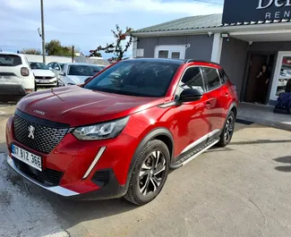 Vooraanzicht van een huurauto Peugeot 2008 op de luchthaven van Antalya, Turkije ✓ Auto #15556. ✓ Transmissie Automatisch TM ✓ 0 beoordelingen.