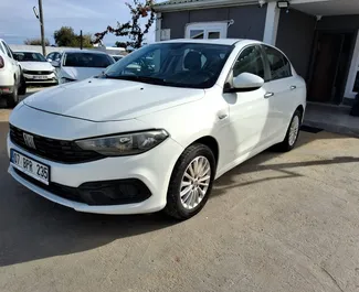Vooraanzicht van een huurauto Fiat Egea op de luchthaven van Antalya, Turkije ✓ Auto #6545. ✓ Transmissie Handmatig TM ✓ 0 beoordelingen.