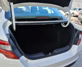 Benzine motor van 1,4L van Fiat Egea 2023 te huur op de luchthaven van Antalya.