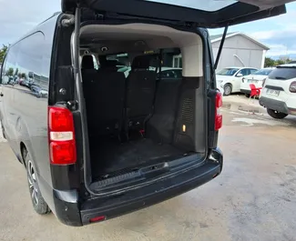 Diesel motor van 2,0L van Citroen Space Tourer 2023 te huur op de luchthaven van Antalya.