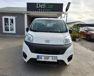 Vooraanzicht van een huurauto Fiat Fiorino op de luchthaven van Antalya, Turkije ✓ Auto #6570. ✓ Transmissie Handmatig TM ✓ 3 beoordelingen.