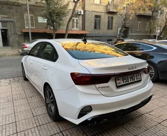 Benzine motor van L van Kia Forte 2022 te huur in Jerevan.