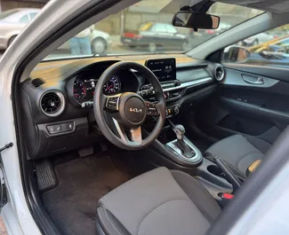 Kia Forte 2022 beschikbaar voor verhuur in Jerevan, met een kilometerlimiet van onbeperkt.
