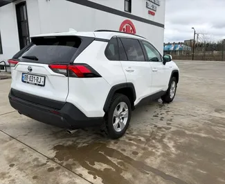 Vooraanzicht van een huurauto Toyota Rav4 in Koetaisi, Georgië ✓ Auto #15457. ✓ Transmissie Automatisch TM ✓ 0 beoordelingen.