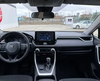 Hybride motor van 2,5L van Toyota Rav4 2023 te huur in Koetaisi.