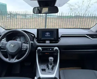 Vooraanzicht van een huurauto Toyota Rav4 in Koetaisi, Georgië ✓ Auto #15492. ✓ Transmissie Automatisch TM ✓ 0 beoordelingen.