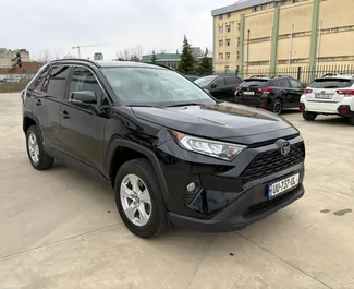 Vooraanzicht van een huurauto Toyota Rav4 in Koetaisi, Georgië ✓ Auto #15491. ✓ Transmissie Automatisch TM ✓ 0 beoordelingen.