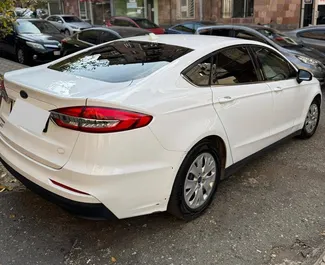 Vooraanzicht van een huurauto Ford Fusion Sedan in Jerevan, Armenië ✓ Auto #13142. ✓ Transmissie Automatisch TM ✓ 0 beoordelingen.