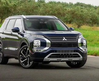 Vooraanzicht van een huurauto Mitsubishi Outlander in Jerevan, Armenië ✓ Auto #15478. ✓ Transmissie Automatisch TM ✓ 0 beoordelingen.