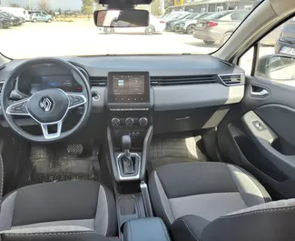 Renault Clio 5 2022 beschikbaar voor verhuur op de luchthaven van Antalya, met een kilometerlimiet van onbeperkt.