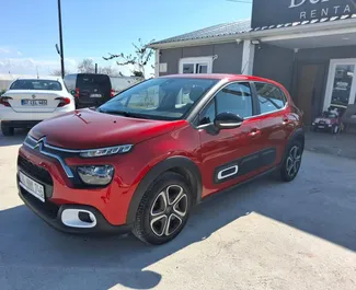 Vooraanzicht van een huurauto Citroen C3 op de luchthaven van Antalya, Turkije ✓ Auto #6560. ✓ Transmissie Handmatig TM ✓ 9 beoordelingen.