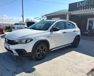 Benzine motor van 1,4L van Fiat Egea Cross 2024 te huur op de luchthaven van Antalya.