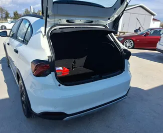 Interieur van Fiat Egea Cross te huur in Turkije. Een geweldige auto met 5 zitplaatsen en een Handmatig transmissie.