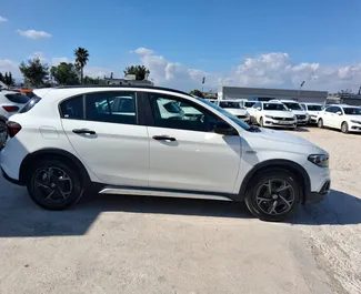 Benzine motor van 1,4L van Fiat Egea Cross 2024 te huur op de luchthaven van Antalya.